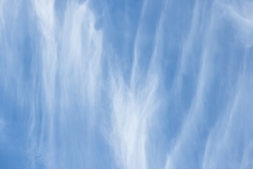 Obraz premium The sky is blue and the clouds are white