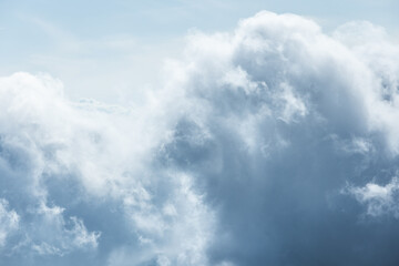 Obraz premium The sky is filled with clouds, creating a moody atmosphere