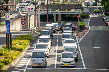 アンダーパスを通る自動車