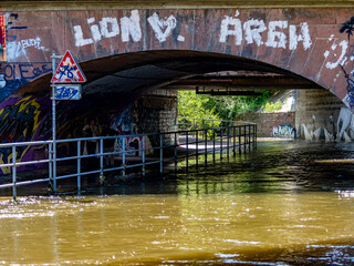 Von Hochwasser überflutete Unterführung