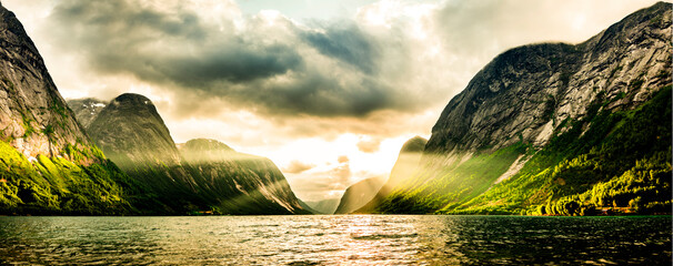 Sonnenstrahlen an einem Fjord in Noregenw