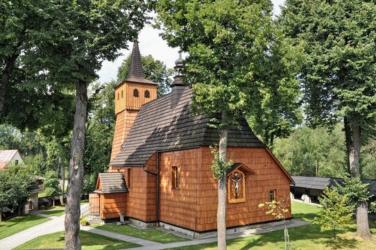 Zabytkowy Kości&oacute;ł Świętej Tr&oacute;jcy i św. Antoniego Opata &ndash; drewniany, p&oacute;źnogotycki, obrządku rzymskokatolickiego, Łopuszna, Małopolska, Polska, Europa, 