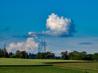 Strommasten und große Wolkengebilde