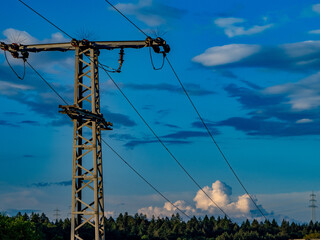 Strommasten und große Wolkengebilde