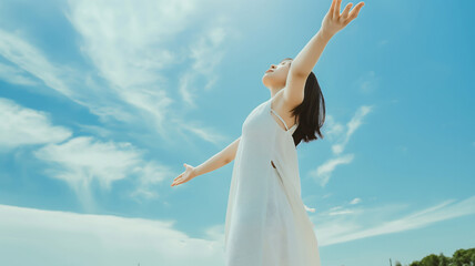 Fototapeta premium Woman embrace the sunshine