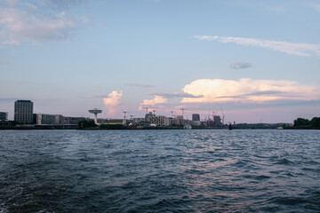 Sonnenuntergang &uuml;ber dem Hamburger Hafen