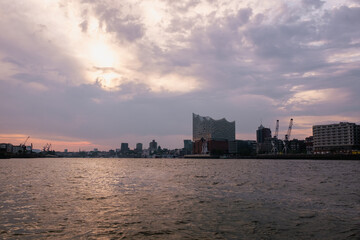 Sonnenuntergang &uuml;ber dem Hamburger Hafen