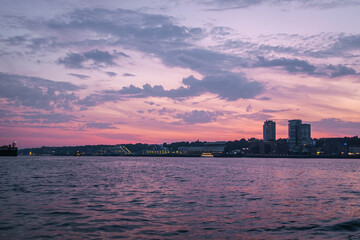 Sonnenuntergang &uuml;ber dem Hamburger Hafen