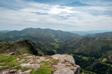 Montanha de Artzamendi em Itxassou com verdes campos ao fundo num dia primaveril e parcialmente...