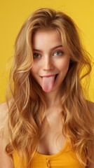Naklejka premium A close-up of a blond woman playfully sticking out her tongue and making a funny face