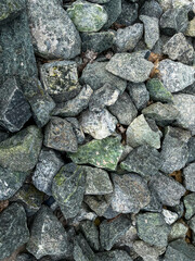 duże, ostre kamienie na skalistym brzegu jeziora 