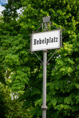 Bild vom Schild des Bebelplatzes in Berlin 