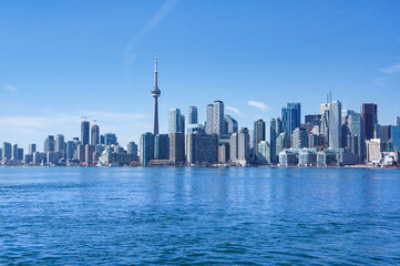 Obraz premium Famous skyline of Toronto. View of Toronto downtown fom Ontario Lake
