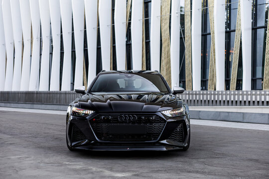car on the street  Audi RS6 Avant Wagon logo detail