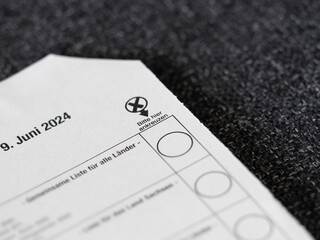 Bitte hier ankreuzen (mark with a cross) on a German ballot paper of the European election 2024....