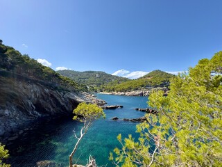 Cala Aiguafreda, wunderschöne Bucht mit türkisfarbenem Wasser des Mittelmeers zwischen Sa Tuna...