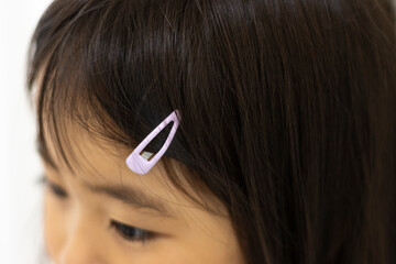前髪につけたヘアピンのアップ（女の子、3歳、日本人）