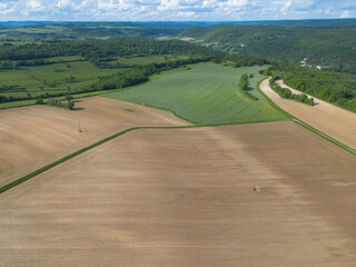 grandes étendues cultivées en Côte d'or au dessus de Lusigny sur Ouche et des sources de l'Ouche...