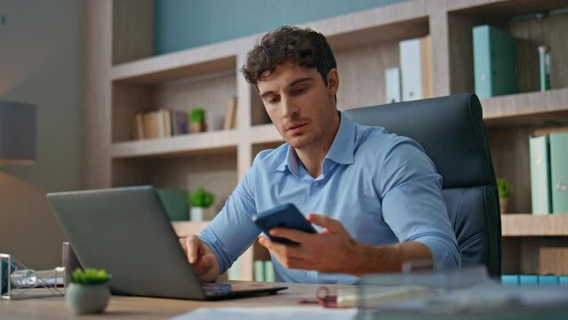 Shocked executive reading smartphone message. Closeup frustrated man receiving