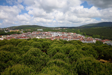 Obraz premium Panoramic View of a Scenic Town Surrounded by Lush Green Forests - Beautiful Urban Landscape