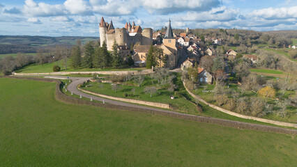 Entre Dijon et Autun, Châteauneuf , classé plus beau village de France, et sa forteresse veillent toujours sur les coteaux de l’Auxois et le Canal de Bourgogne en Côte d'Or.  