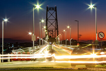 luzes do tráfego intenso de carros  na ponte Hercílio Luz de Florianópolis, Santa Catarina,...