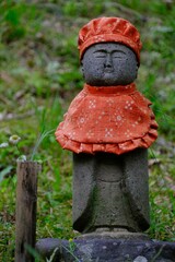日本を守る赤い帽子の地蔵