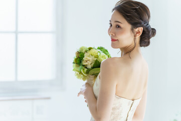 ブーケを持つ花嫁の背中