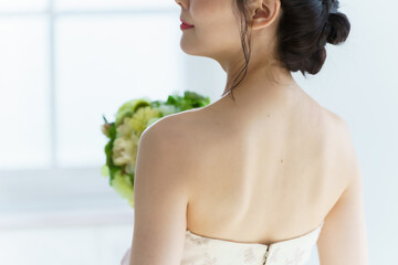 ブーケを持つ花嫁の背中