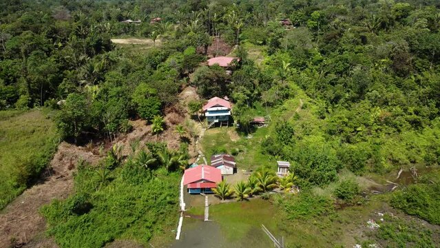 Vista aerea de hostales de madera en la selva cerca de la playa la barra en el pacifico colombiano