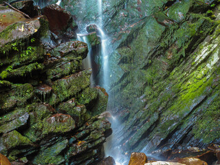宮崎県串間市の瀧山神社にある滝、岩が幾重にも重なていて、水の流れと相まって美しい
