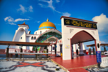 マラッカ海峡に立つ黄金のモスク・マレーシア　Masjid Selat Melaka, Malaysia