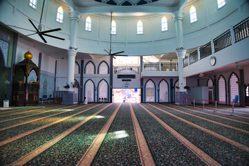 Obraz premium マラッカ海峡に立つ黄金のモスク・マレーシア Masjid Selat Melaka, Malaysia