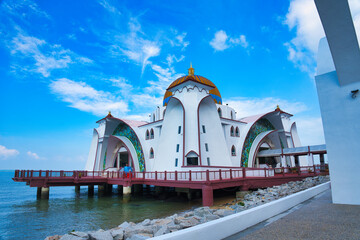 マラッカ海峡に立つ黄金のモスク・マレーシア　Masjid Selat Melaka, Malaysia