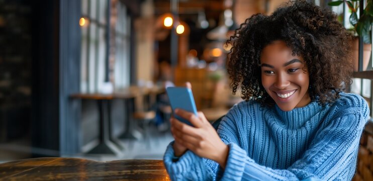 Mulher negra em v&iacute;deo chamada por telefone