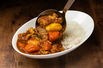 お玉で白ご飯にカレーをかける