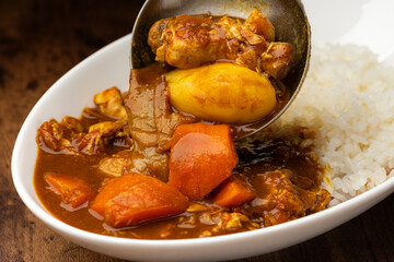 お玉で白ご飯にカレーをかける