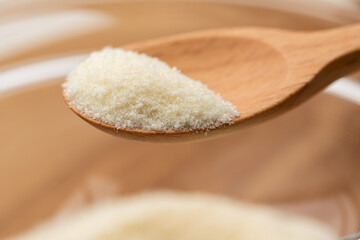 粉ゼラチンを木製のスプーンですくう