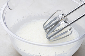 ハンドミキサーで生クリームを泡立てる