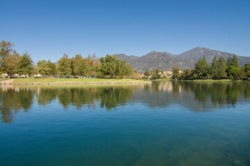 Obraz premium City of Rancho Santa Margarita, Orange County USA, view of the lake and mountains near the trees 