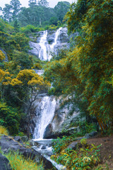 Obraz premium Rocky Waterfall with Autumn Vibes at Nonpareil Falls, Belihuloya, Sri Lanka