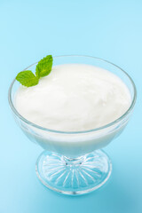 水色の背景にヨーグルトムース