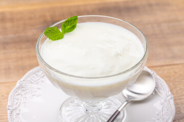 木のテーブルの上にヨーグルトムース