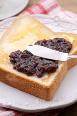 あんバタートーストにバターナイフで餡子を塗る