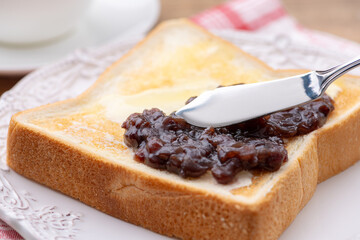 あんバタートーストにバターナイフで餡子を塗る