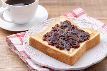 朝食のテーブルにあんバタートーストとコーヒー