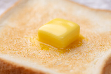 焼きたてのトーストの上に溶けたバター