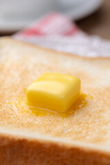 焼きたてのトーストの上に溶けたバター