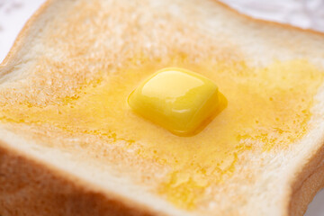 焼きたてのトーストの上に溶けたバター