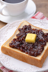 朝食のテーブルの上にあんバタートースト